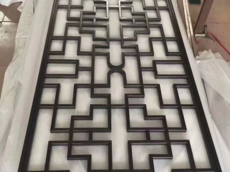 家庭装饰主张运用3~5mm厚的不锈钢板做屏风